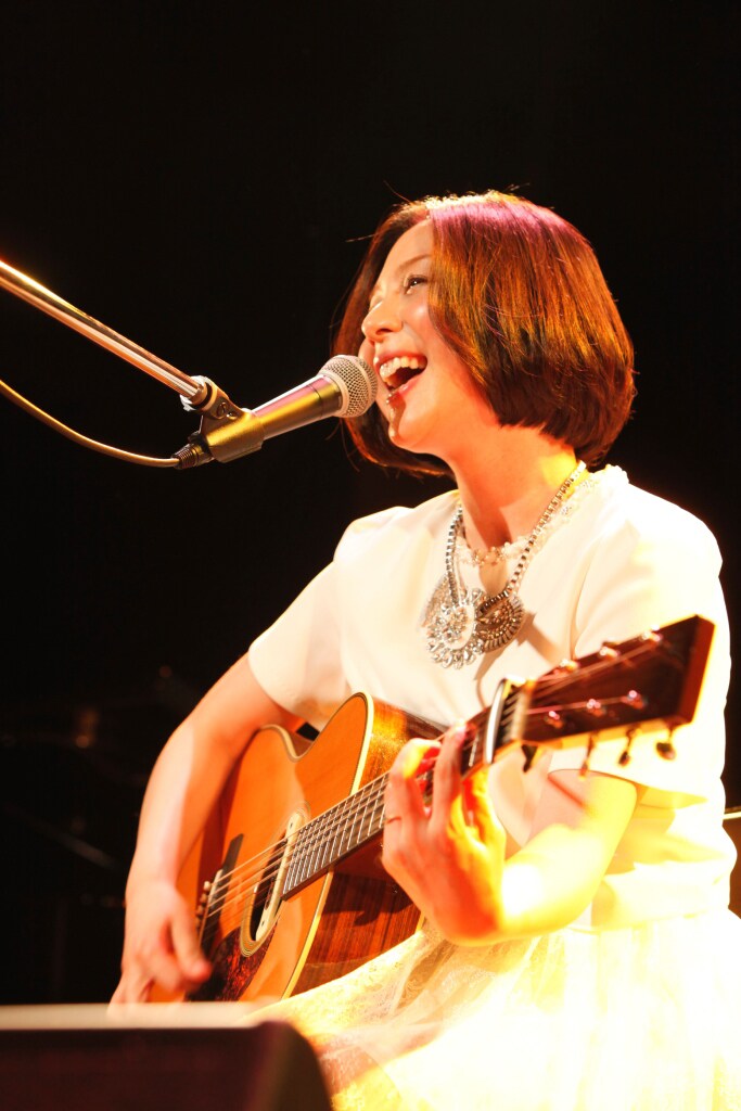 デビュー10周年の植村花菜、出産後初ライブで歌い続けることを誓う