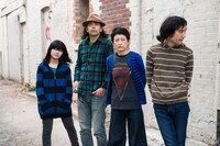 ズボンズ。左はサポートベーシストのマチコ。