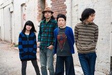 ズボンズ。左はサポートベーシストのマチコ。