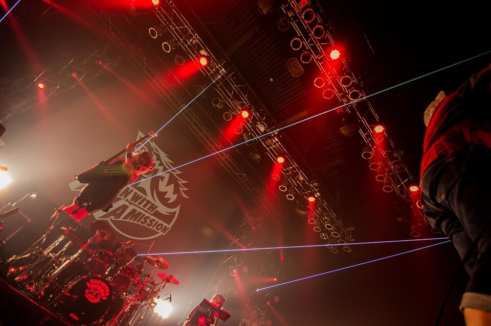 MAN WITH A MISSION「Seven Deadly Sins Tour 2015～七つの対バン～」5月12日公演の様子。