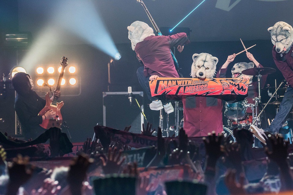 MAN WITH A MISSION「Seven Deadly Sins Tour 2015～七つの対バン～」5月12日公演の様子。
