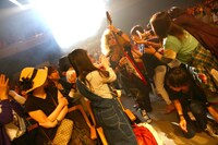 客席を練り歩くABEDON。（撮影：山本倫子）