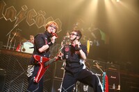 「人生は上々だ」をパフォーマンスするユニコーン。（撮影：山本倫子）