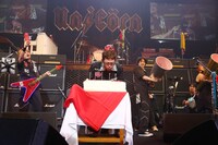 ロウソクの火を吹き消す奥田民生。（撮影：山本倫子）