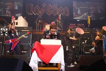 ロウソクの火を吹き消す奥田民生。（撮影：山本倫子）