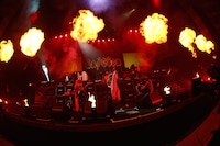 「ロック！クロック！オクロック！」を演奏中のユニコーン。（撮影：山本倫子）