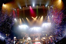 巨大クラッカーで奥田民生の誕生日を祝う演出も。（撮影：山本倫子）