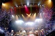巨大クラッカーで奥田民生の誕生日を祝う演出も。(撮影:山本倫子)