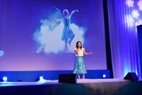 「レット・イット・ゴー～ありのままで～」を歌う華原朋美。