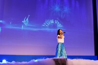 「レット・イット・ゴー～ありのままで～」を歌う華原朋美。