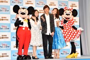 左より、記者会見に登壇したミッキーマウス、関根麻里、織田信成、華原朋美、ミニーマウス。