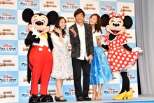 左より、記者会見に登壇したミッキーマウス、関根麻里、織田信成、華原朋美、ミニーマウス。
