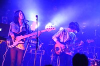 野口一雅（B, Cho）と小林禄与（G, Syn, Per）。