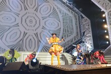 「いけいけハリウッド」を披露するチームしゃちほこ。