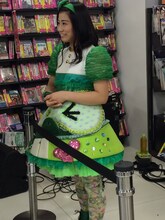大阪・HMVグランフロント大阪に登場した坂本遥奈。