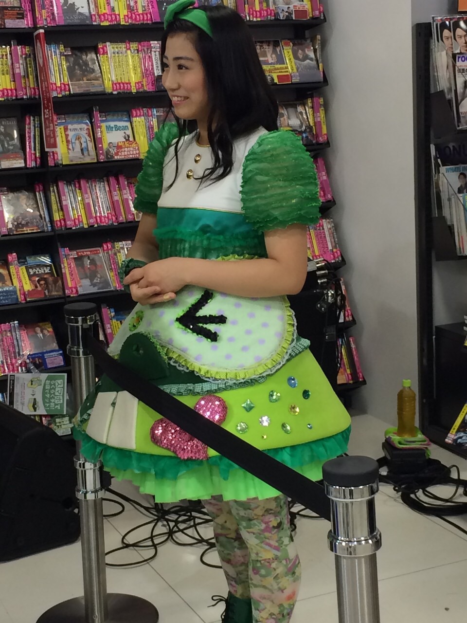 大阪・HMVグランフロント大阪に登場した坂本遥奈。