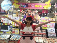 愛知・HMV栄に登場した秋本帆華。