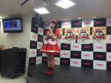 愛知・HMV栄に登場した秋本帆華。