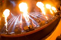 「ロック！クロック！オクロック！」を演奏中のユニコーン。（撮影：山本倫子）