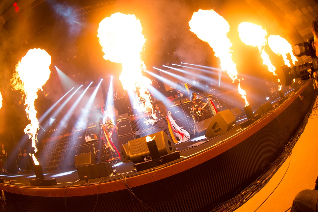 「ロック！クロック！オクロック！」を演奏中のユニコーン。（撮影：山本倫子）