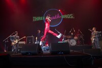 「傷だらけのローラ」を演奏中の地球三兄弟。（撮影：山本倫子）