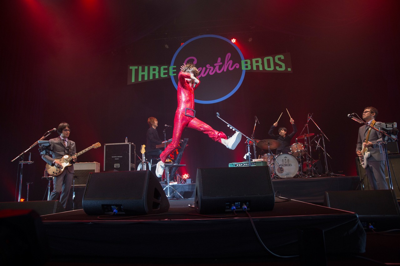 「傷だらけのローラ」を演奏中の地球三兄弟。（撮影：山本倫子）