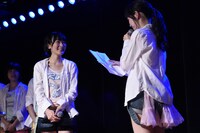 生駒里奈（左）への手紙を読み上げるまゆゆ（右）。(c)AKS