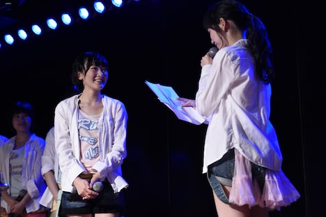 生駒里奈（左）への手紙を読み上げるまゆゆ（右）。(c)AKS