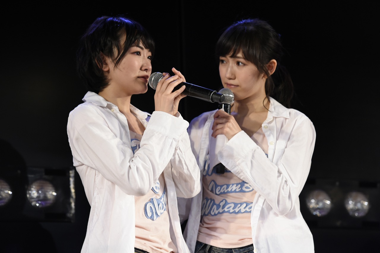 生駒里奈（左）を見つめるまゆゆ（右）。(c)AKS
