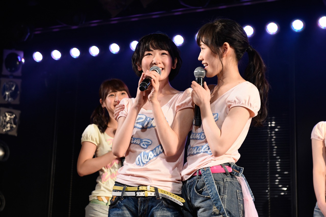 肩を寄せ合う生駒里奈（左）と渡辺麻友（右）。(c)AKS