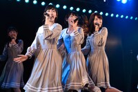 乃木坂46の「おいでシャンプー」を歌うAKB48チームB。(c)AKS