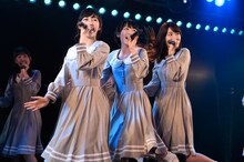 乃木坂46の「おいでシャンプー」を歌うAKB48チームB。(c)AKS