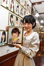 AKB48劇場にかけられたメンバーの証である写真を取り外す生駒里奈。(c)AKS