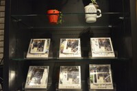 市川紗椰のデビューシングル「夜が明けたら」が飾られたイベント会場のディスプレイ。