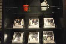 市川紗椰のデビューシングル「夜が明けたら」が飾られたイベント会場のディスプレイ。