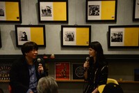 小西康陽（左）と市川紗椰（右）によるトークの様子。