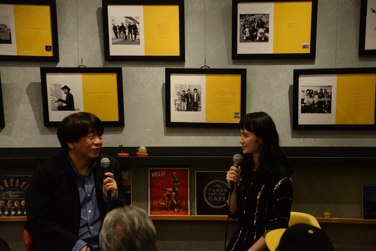 小西康陽（左）と市川紗椰（右）によるトークの様子。