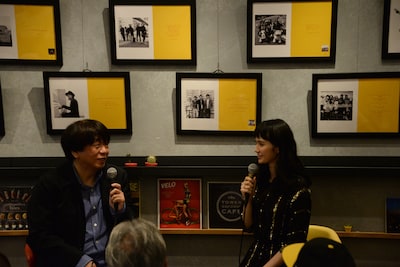 小西康陽（左）と市川紗椰（右）によるトークの様子。