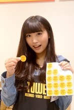 「Beef or Chicken?」にキャンペーンシールを貼る根岸愛。