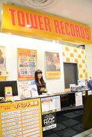 タワーレコード新宿店のカウンターに入る根岸愛。