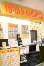 タワーレコード新宿店のカウンターに入る根岸愛。