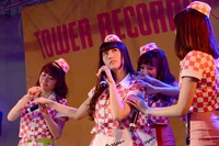 タワーレコード新宿店 屋上イベントスペースにて行われた「『Beef or Chicken?』発売記念イベント」の様子。