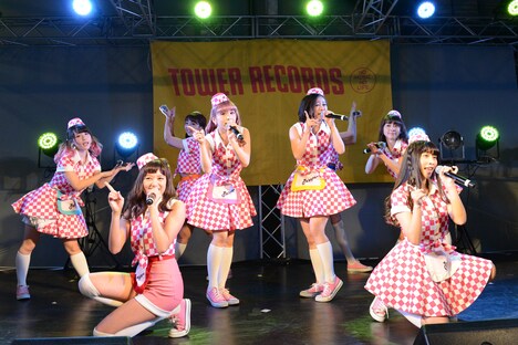 タワーレコード新宿店 屋上イベントスペースにて行われた「『Beef or Chicken?』発売記念イベント」の様子。