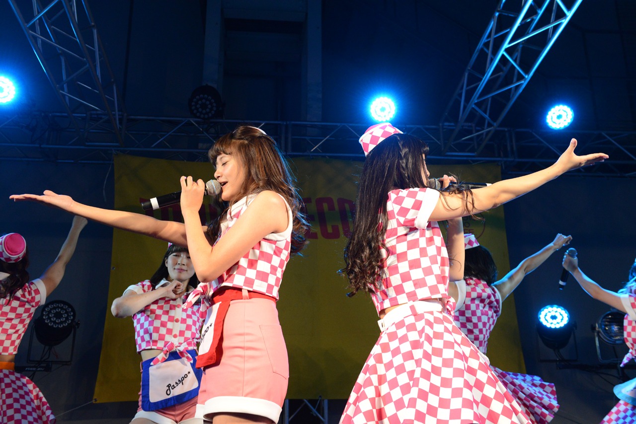 タワーレコード新宿店 屋上イベントスペースにて行われた「『Beef or Chicken?』発売記念イベント」の様子。