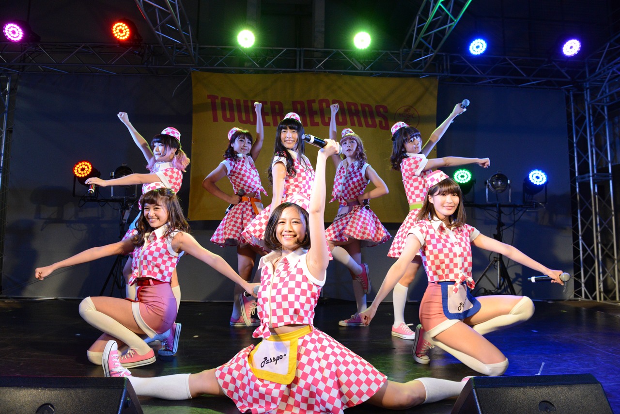 タワーレコード新宿店 屋上イベントスペースにて行われた「『Beef or Chicken?』発売記念イベント」の様子。