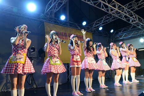 タワーレコード新宿店 屋上イベントスペースにて行われた「『Beef or Chicken?』発売記念イベント」の様子。