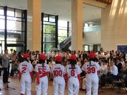 佐賀・佐賀県庁 県民ホールにて行われた、がんばれ!Victoryによる佐賀県知事への表敬訪問の様子。