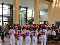 佐賀・佐賀県庁 県民ホールにて行われた、がんばれ！Victoryによる佐賀県知事への表敬訪問の様子。