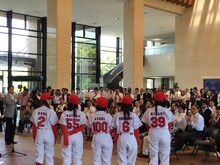 佐賀・佐賀県庁 県民ホールにて行われた、がんばれ！Victoryによる佐賀県知事への表敬訪問の様子。