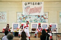 アコースティック編成でのライブの様子。